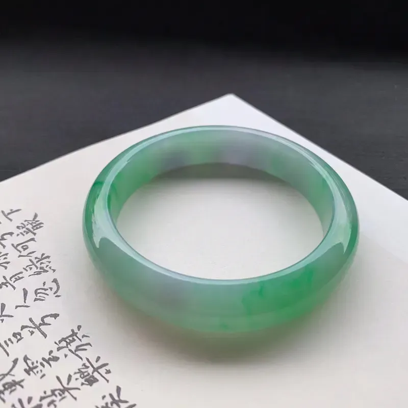 尺寸 59.5*12.7*8.1 糯种飘绿平安镯，品质料，细腻玉质，色泽娇艳欲滴，让人心驰神往，气质高贵典雅大方！