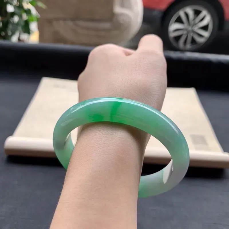 尺寸 59.5*12.7*8.1 糯种飘绿平安镯，品质料，细腻玉质，色泽娇艳欲滴，让人心驰神往，气质高贵典雅大方！