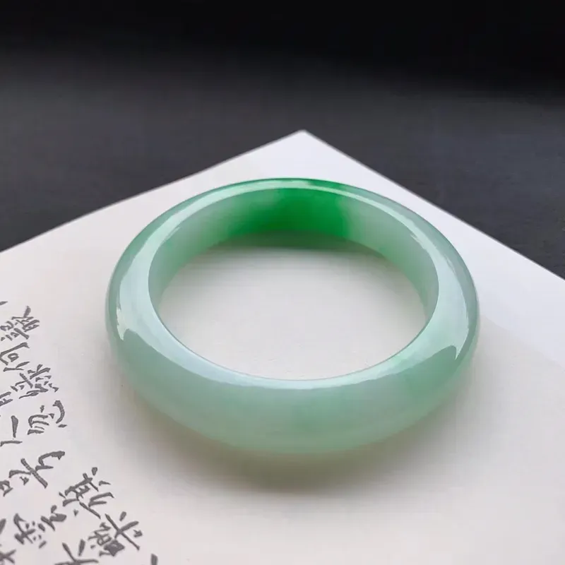 尺寸  54.8*11.2*9.1 糯种飘绿平安镯，品质料，玉质温润， 釉洁清爽，一截色泽耀眼夺目浓郁艳丽，上手非常显气质高贵冷艳！