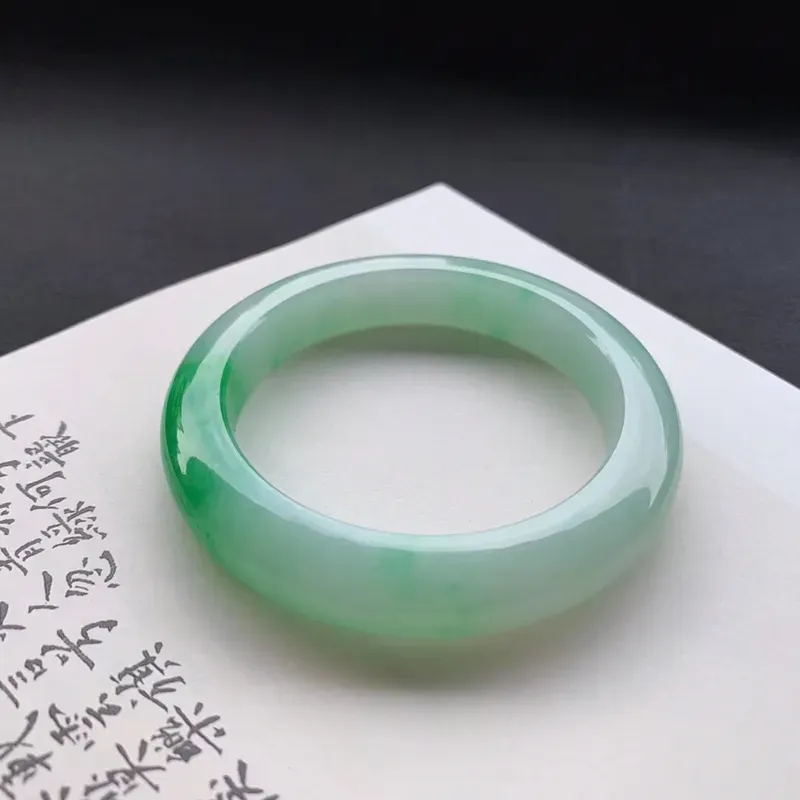 尺寸  54.8*11.2*9.1 糯种飘绿平安镯，品质料，玉质温润， 釉洁清爽，一截色泽耀眼夺目浓郁艳丽，上手非常显气质高贵冷艳！
