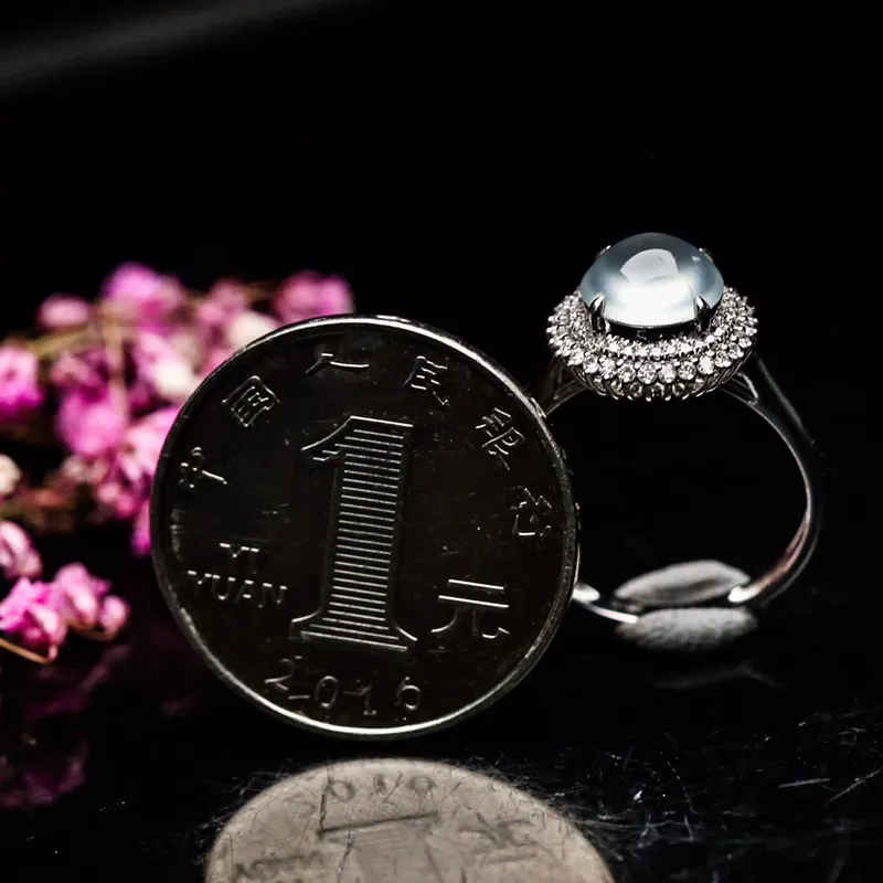 18K金镶嵌伴钻蛋面翡翠戒指，玉质水润，饱满起光，上手效果高贵时尚，尺寸圈口：17.4mm裸石尺寸8.1*5.6mm含金尺寸17.4*12.2*8.5mm。