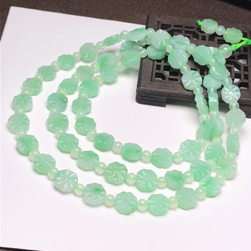 糯种果绿色太阳花翡翠珠链项链、58颗、直径8.1*3.4毫米、质地细腻、色彩鲜艳、A040ACM