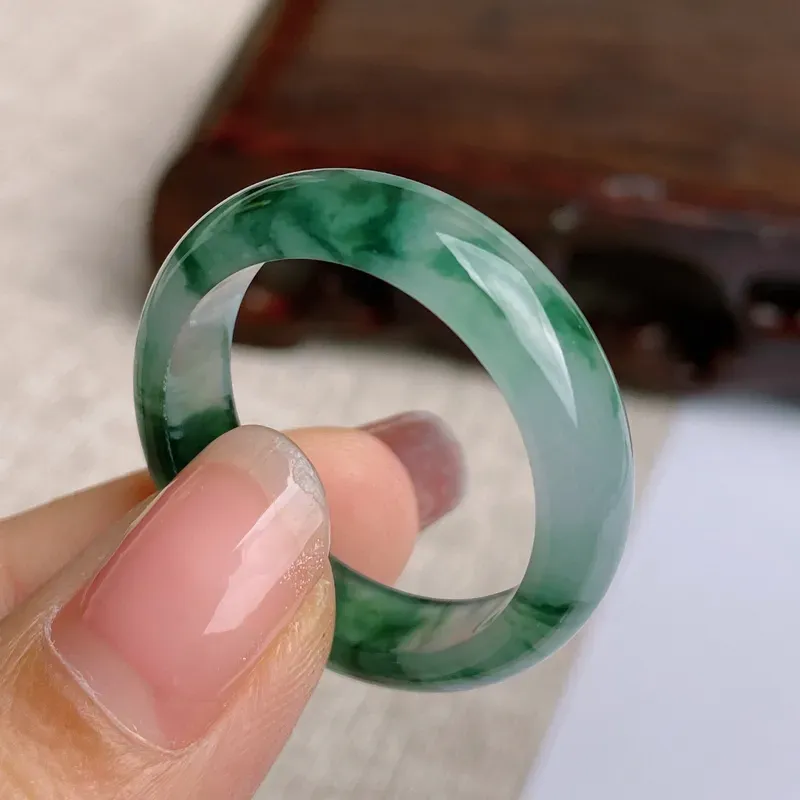 A货翡翠-种好飘花戒指，尺寸-22.4*6.4*3.3mm内径22.4mm29号