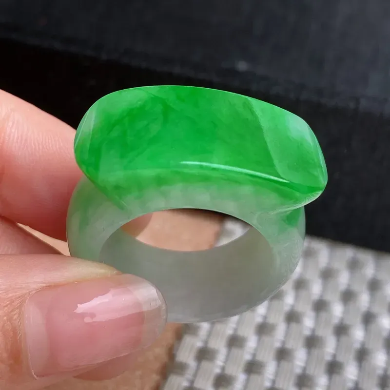 A货翡翠-种好飘绿戒指，尺寸-20.3*13.6*7.4mm内径20.3mm24号