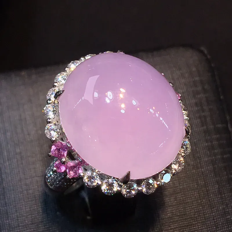 高冰粉紫鸽子蛋大蛋面戒指，色泽均匀靓丽，冰透，圆润饱满，圆鼓鼓，18k重金豪华镶嵌钻石