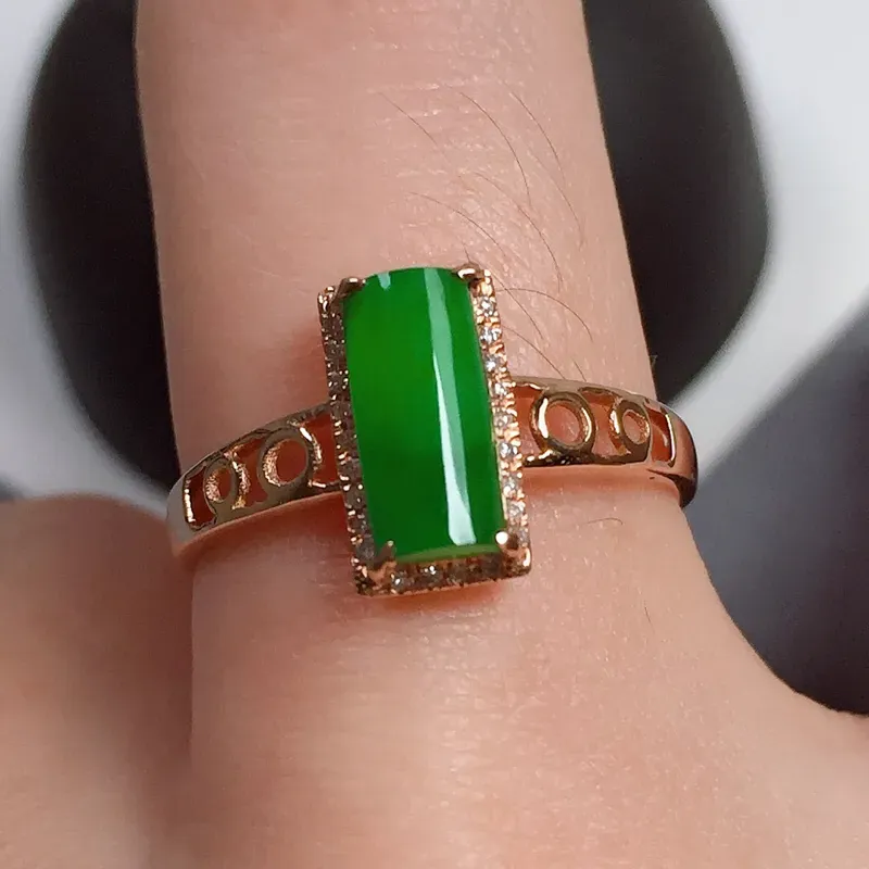 冰润满绿翡翠戒指，种水好，色泽鲜艳，指圈:13#，尺寸:8.8-3.9-3.1