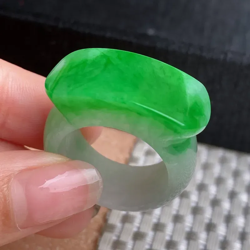 A货翡翠-种好飘绿戒指，尺寸-20.3*13.6*7.4mm内径20.3mm24号