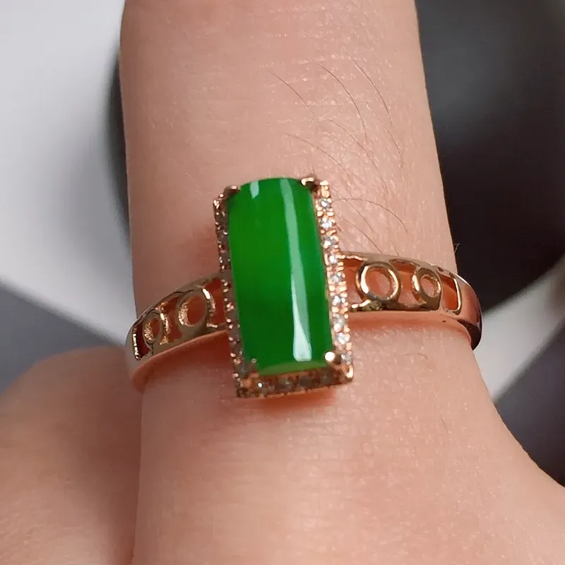 冰润满绿翡翠戒指，种水好，色泽鲜艳，指圈:13#，尺寸:8.8-3.9-3.1