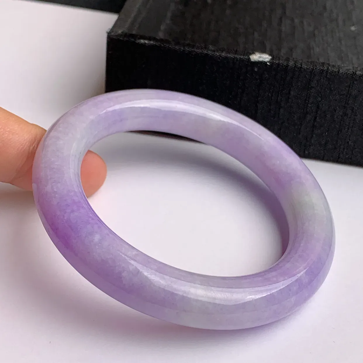 缅甸a货翡翠，水润紫罗兰圆条手镯56.5mm，玉质细腻，色彩艳丽圆润饱满，条形大方得体，佩戴效果好