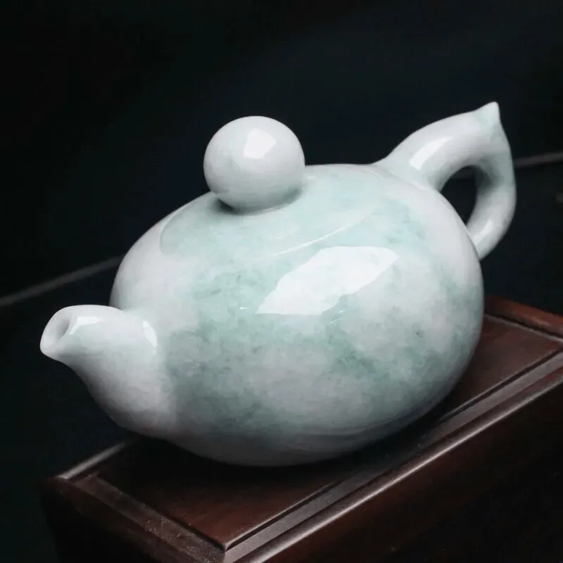茶壶翡翠小摆件，手工雕刻，色泽清新，雕琢细致，壶身尺寸116.8*75.8*64.7mm，配送精美底座