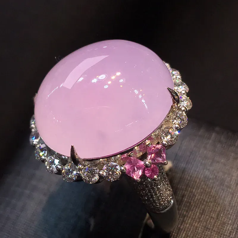 高冰粉紫鸽子蛋大蛋面戒指，色泽均匀靓丽，冰透，圆润饱满，圆鼓鼓，18k重金豪华镶嵌钻石