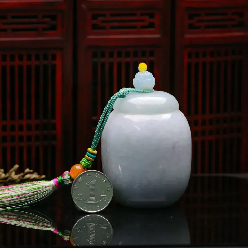 茶罐翡翠小摆件。款式别致，色泽清新，配珠为饰珠，有天然杂质，尺寸：80.3*54.6mm