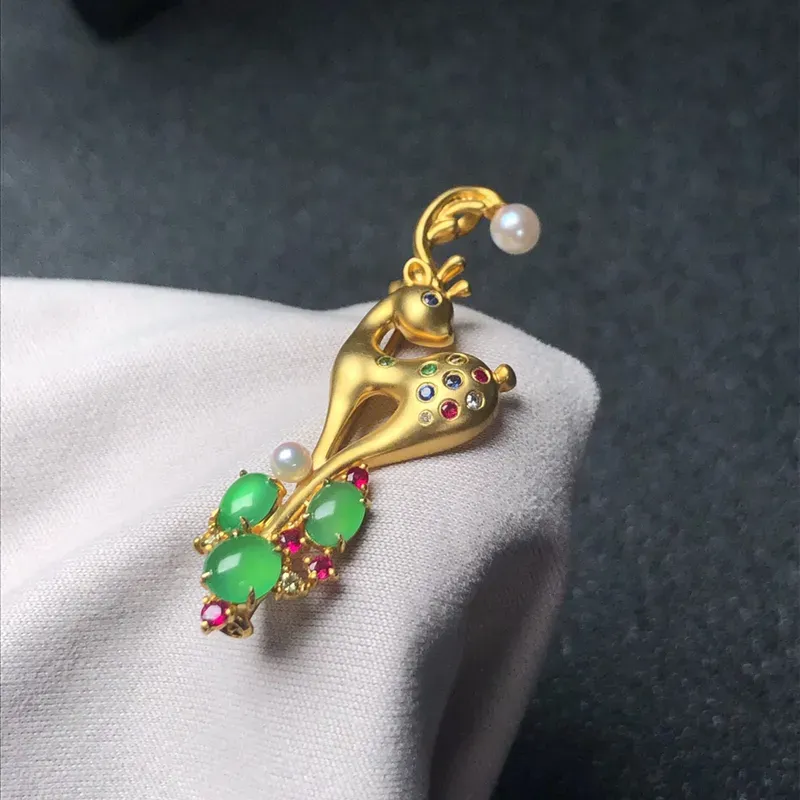 一路有你胸针，18k金搭配满绿翡翠蛋面，珍珠和彩宝石独特设计镶嵌，重金镶嵌，有质感，佩戴精致大方！