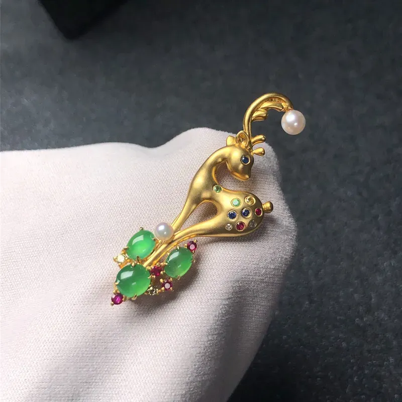 一路有你胸针，18k金搭配满绿翡翠蛋面，珍珠和彩宝石独特设计镶嵌，重金镶嵌，有质感，佩戴精致大方！