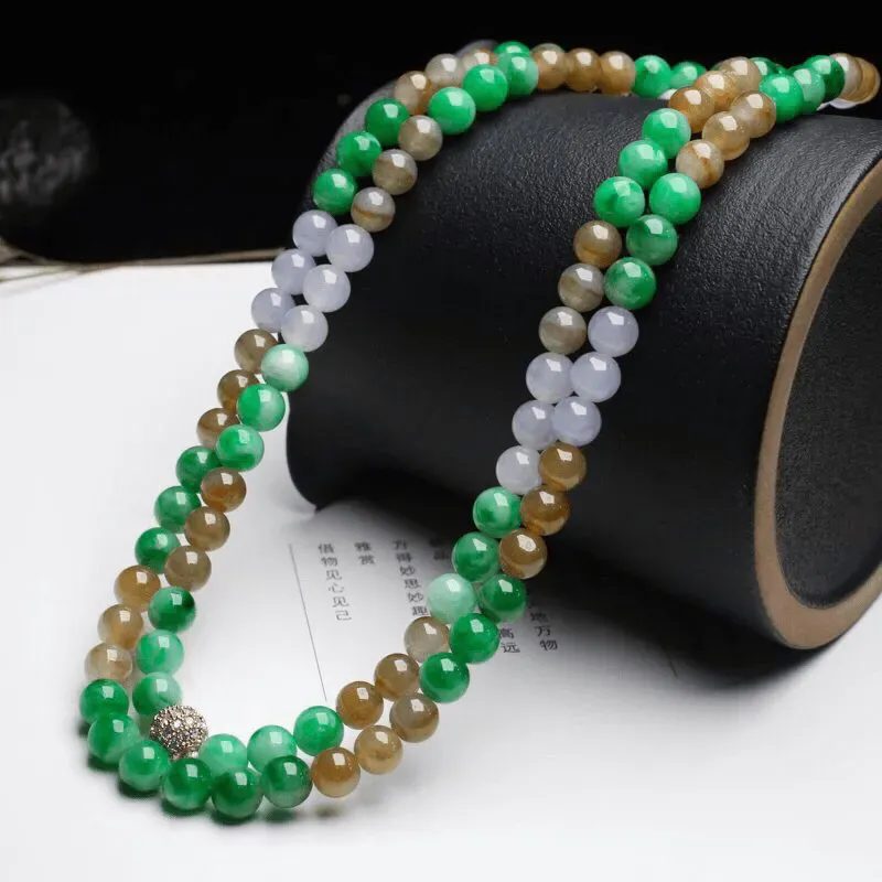 多彩翡翠珠链，共108颗珠子，取其中一颗珠尺寸大约7.1mm，圆润饱满，亮丽秀气，清秀高雅，佩戴效果时尚大方，有天然杂质，配珠为饰品珠。