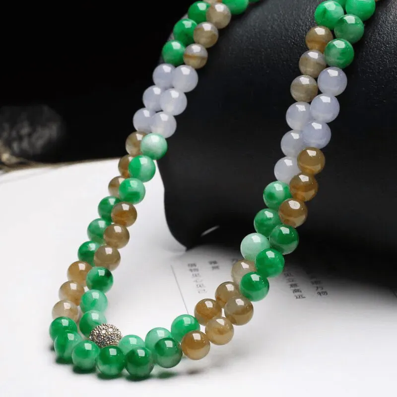 多彩翡翠珠链，共108颗珠子，取其中一颗珠尺寸大约7.1mm，圆润饱满，亮丽秀气，清秀高雅，佩戴效果时尚大方，有天然杂质，配珠为饰品珠。