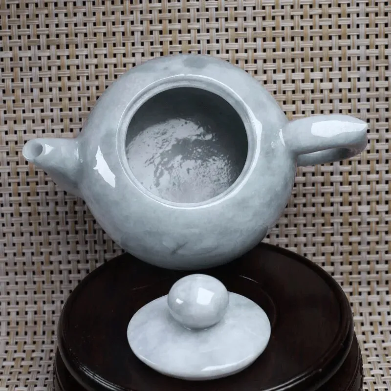 茶壶翡翠摆件。手工雕刻，色泽淡雅，精工细作，壶身尺寸：131.5*87*74.8mm，配送精美底座，礼盒。