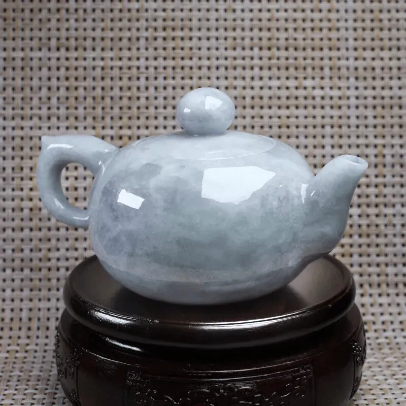 茶壶翡翠摆件。手工雕刻，色泽淡雅，精工细作，壶身尺寸：131.5*87*74.8mm，配送精美底座，礼盒。