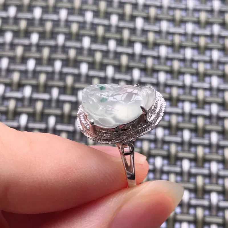 18K金镶嵌翡翠冰种白冰貔貅戒指，有种水玉质细腻，色泽鲜艳，佩戴优雅大方，内径：14.5号，裸石尺寸：13*8.2*4mm，包金尺寸：16.1*11.1*9.3mm
