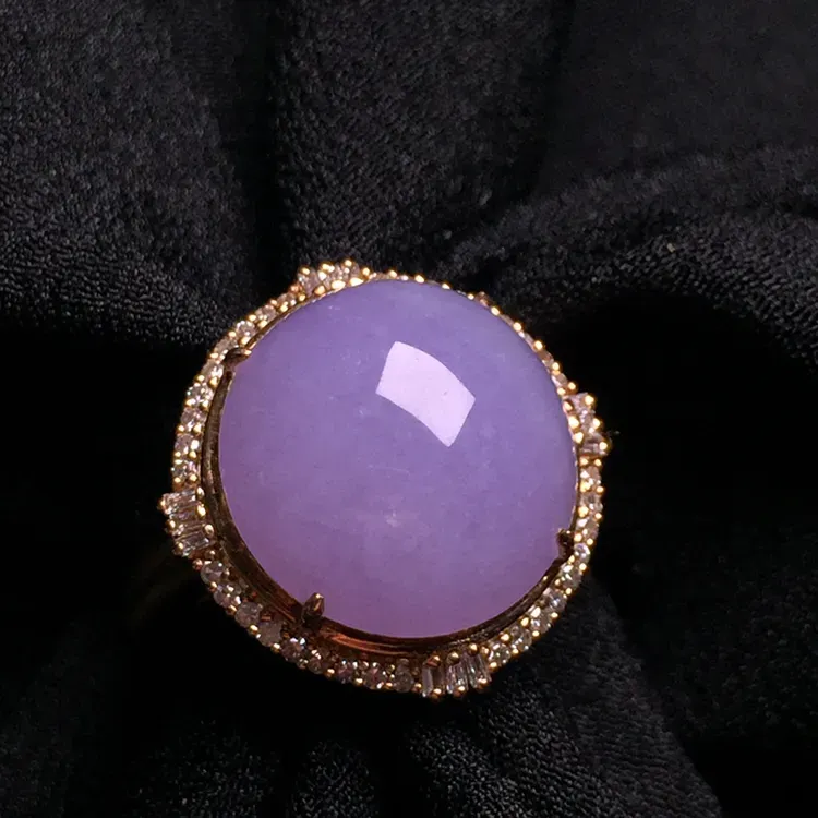紫罗兰蛋面戒指，18k金豪华镶嵌，种水超好，玉质细腻。