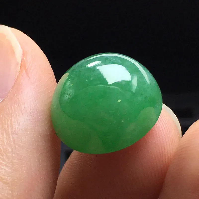 绿色蛋面裸石，底子细腻，色泽漂亮，无裂，干净起光，饱满圆润。尺寸：15.2-14.3-10.3