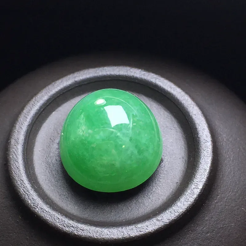 绿色蛋面裸石，底子细腻，色泽漂亮，无裂，干净起光，饱满圆润。尺寸：15.2-14.3-10.3