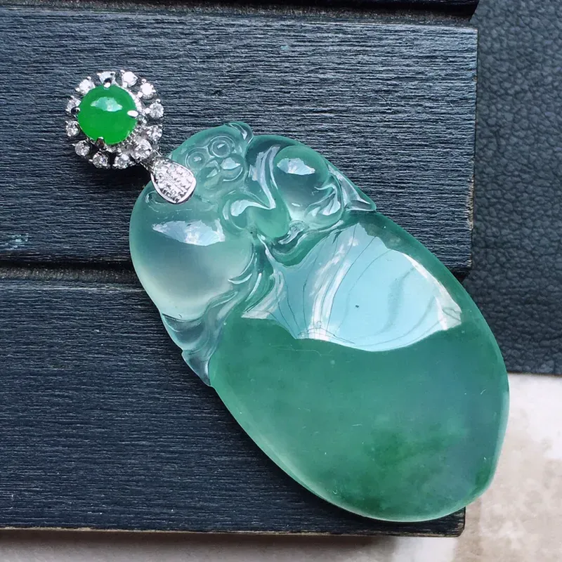 福瓜吊坠，翡翠18K金伴钻镶嵌飘花福瓜吊坠，玉质细腻，雕工精美，佩戴送礼佳品，包金尺寸: 40.7*18.4*7.0MM，裸石尺寸：32.8*18.4*7.0MM，重7.24克