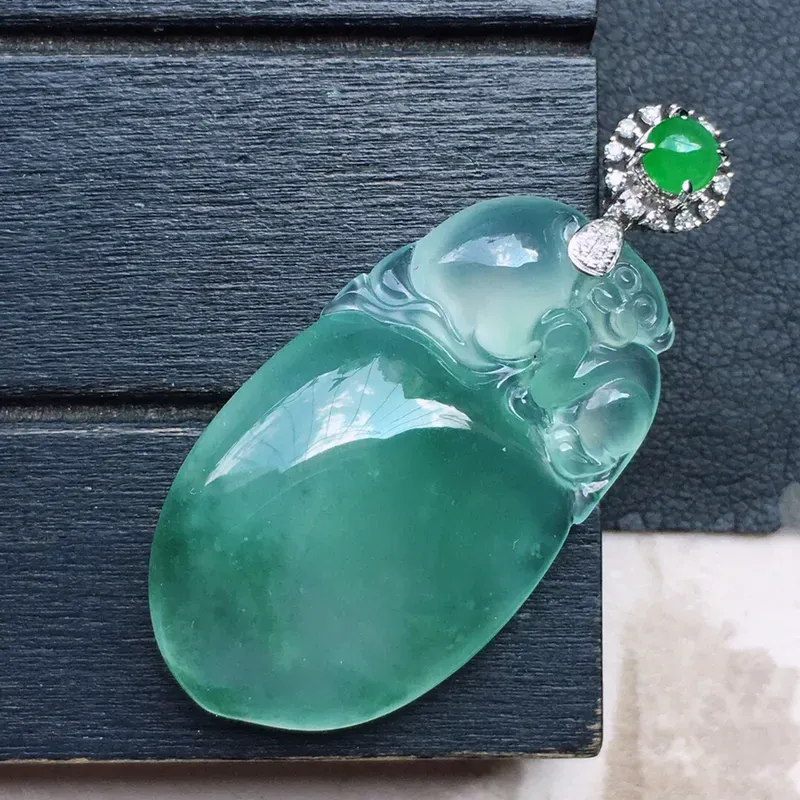 福瓜吊坠，翡翠18K金伴钻镶嵌飘花福瓜吊坠，玉质细腻，雕工精美，佩戴送礼佳品，包金尺寸: 40.7*18.4*7.0MM，裸石尺寸：32.8*18.4*7.0MM，重7.24克