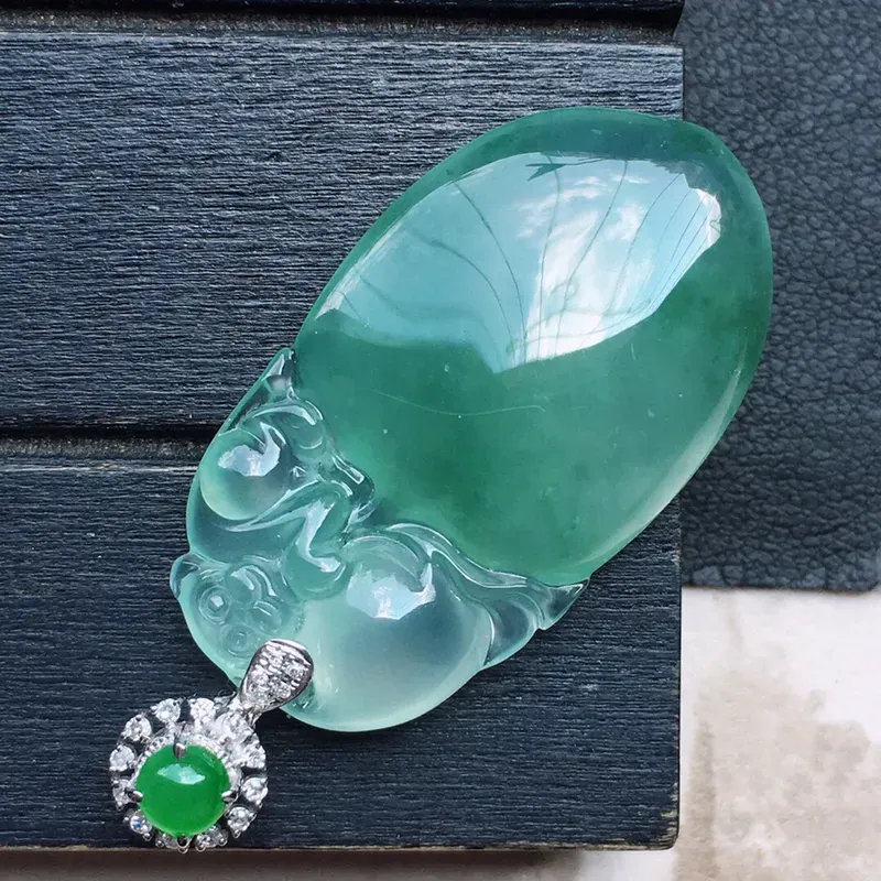 福瓜吊坠，翡翠18K金伴钻镶嵌飘花福瓜吊坠，玉质细腻，雕工精美，佩戴送礼佳品，包金尺寸: 40.7*18.4*7.0MM，裸石尺寸：32.8*18.4*7.0MM，重7.24克