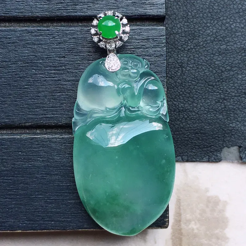 福瓜吊坠，翡翠18K金伴钻镶嵌飘花福瓜吊坠，玉质细腻，雕工精美，佩戴送礼佳品，包金尺寸: 40.7*18.4*7.0MM，裸石尺寸：32.8*18.4*7.0MM，重7.24克