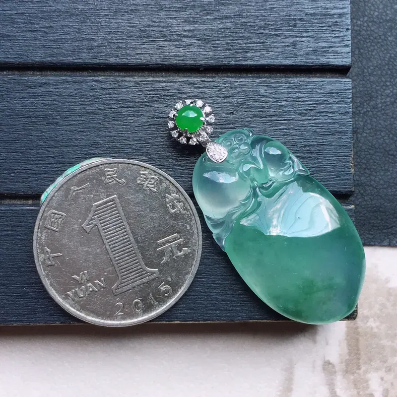 福瓜吊坠，翡翠18K金伴钻镶嵌飘花福瓜吊坠，玉质细腻，雕工精美，佩戴送礼佳品，包金尺寸: 40.7*18.4*7.0MM，裸石尺寸：32.8*18.4*7.0MM，重7.24克