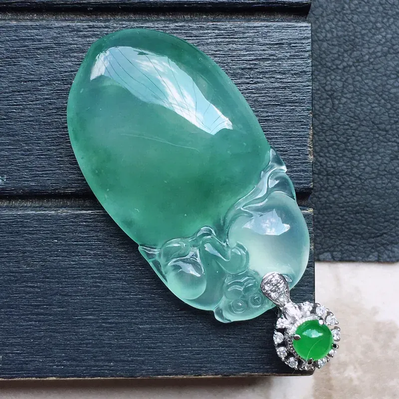 福瓜吊坠，翡翠18K金伴钻镶嵌飘花福瓜吊坠，玉质细腻，雕工精美，佩戴送礼佳品，包金尺寸: 40.7*18.4*7.0MM，裸石尺寸：32.8*18.4*7.0MM，重7.24克