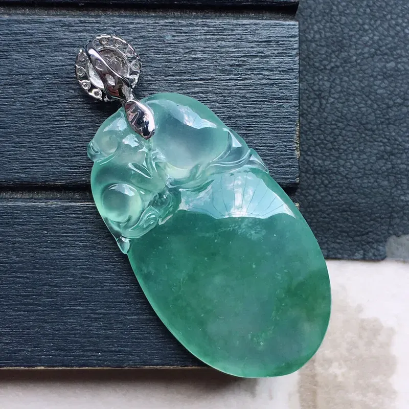 福瓜吊坠，翡翠18K金伴钻镶嵌飘花福瓜吊坠，玉质细腻，雕工精美，佩戴送礼佳品，包金尺寸: 40.7*18.4*7.0MM，裸石尺寸：32.8*18.4*7.0MM，重7.24克