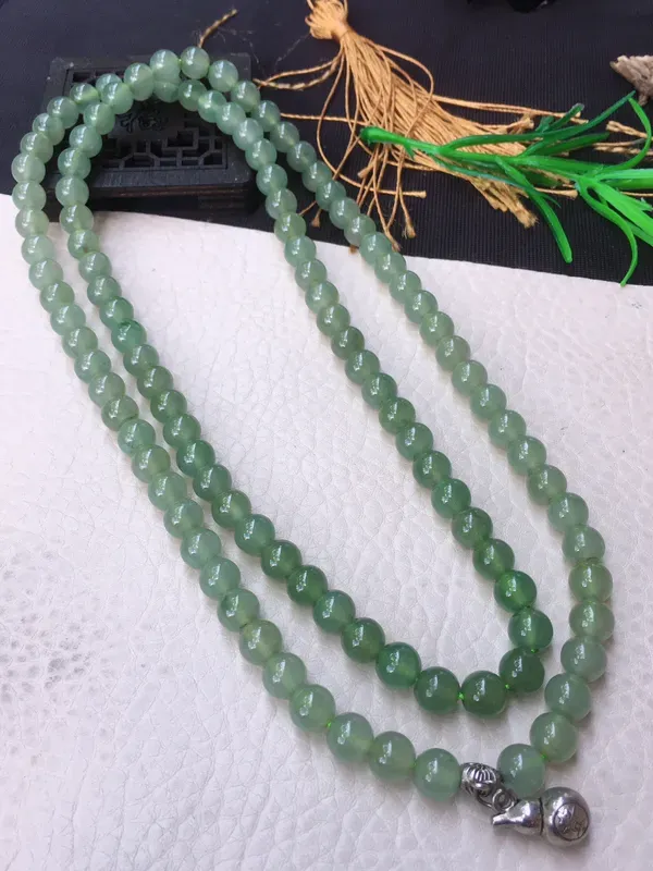 翡翠满色油润油绿圆珠项链，翡翠佛珠玉链，色泽均匀，种老水足，玉质细腻，单珠7.5mm，共112颗