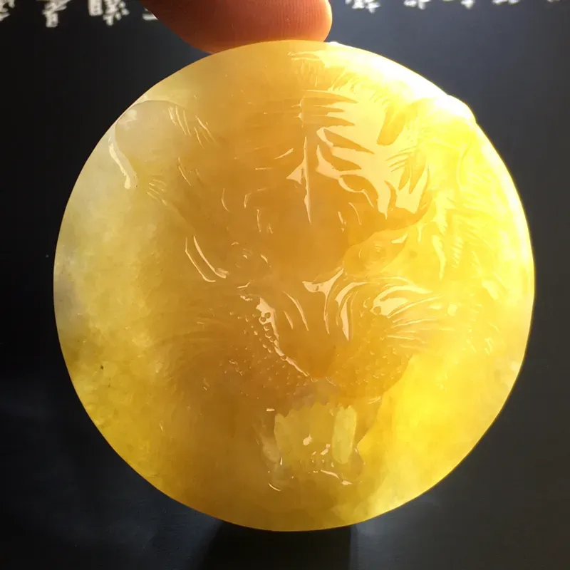 糯种黄翡【虎虎生威】腰牌 质地细腻 雕工精湛 色彩艳丽