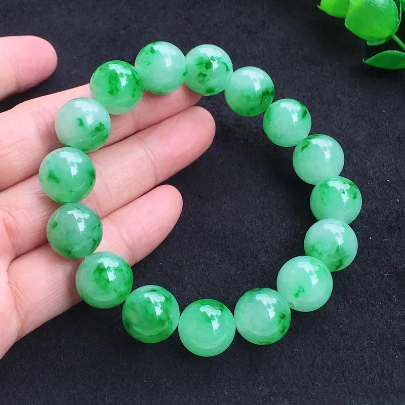 高贵款阳绿大圆珠玉手串种好色佳珠子圆润！尺寸:13.4mm