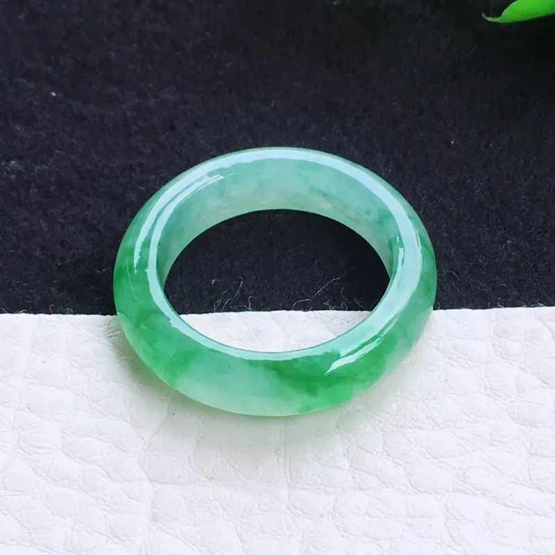 冰种阳绿mm内径指环种水好 料子冰透清爽 底色翠阳起胶感 上手典雅知性 尺寸 5 8 4 2mm 对庄翡翠网