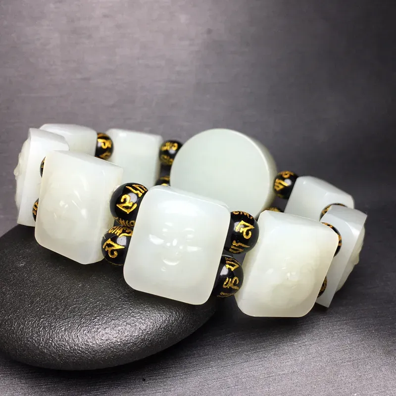 【弥勒佛·手串》104.5g新疆和田玉白玉弥勒佛手串，苏工大师名家作品，玉质油润细腻，油性十足，雕工细腻 款式新颖，简单大气，佩戴舒适。