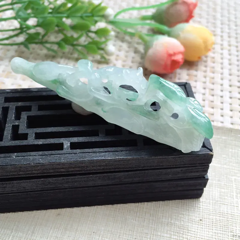 天然A货翡翠【自然光拍摄】莹润飘绿招财貔貅烟嘴 ，玉质细腻 ，镂空设计，款式时尚， 尺寸73.8*24.5*11.5mm