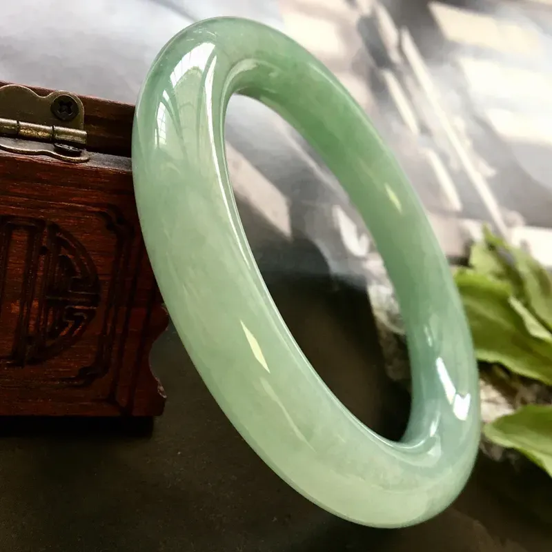 天然翡翠圆条手镯.晴底飘绿,细腻水润,清新自然,55.2圈口,尺寸:10.