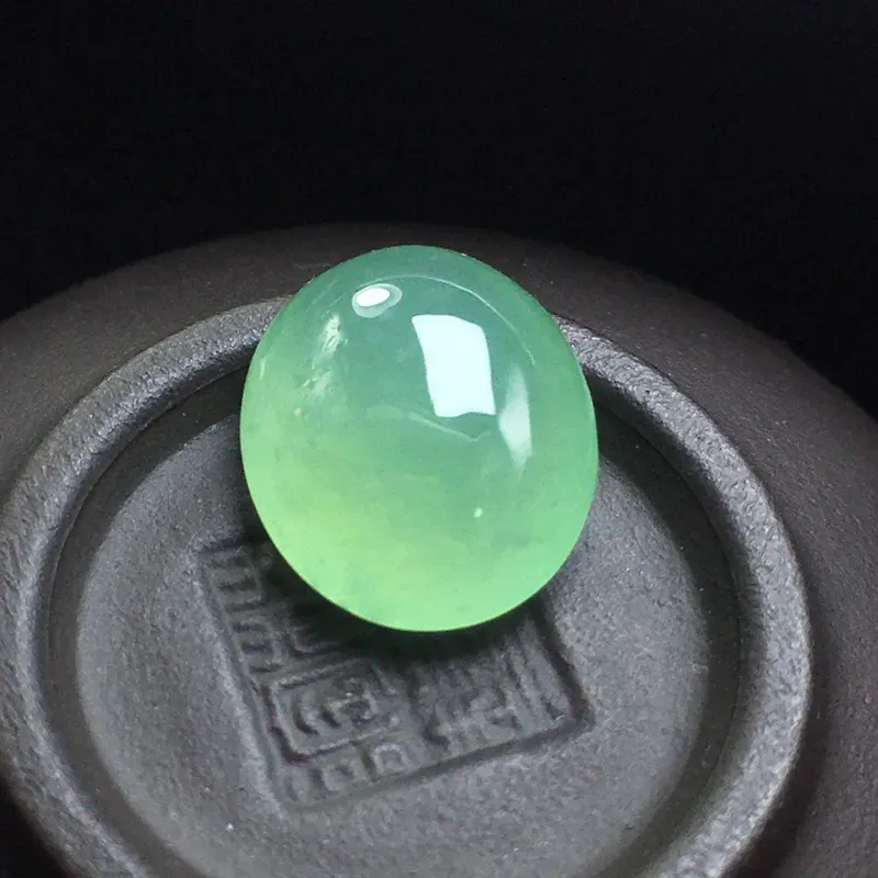 冰绿蛋面裸石：底子细腻，色泽漂亮，无裂，干净起光，饱满圆润。尺寸：14.7-12.5-7.2