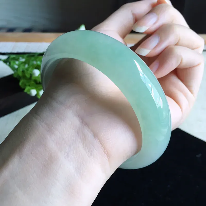 天然A货翡翠 【自然光实拍摄】莹润大圈口浅绿宽边手镯,圈口63.3mm 玉质细腻 版型宽边厚庄 佩戴效果清新淡雅，尺寸63.3*17.6*8.6mm