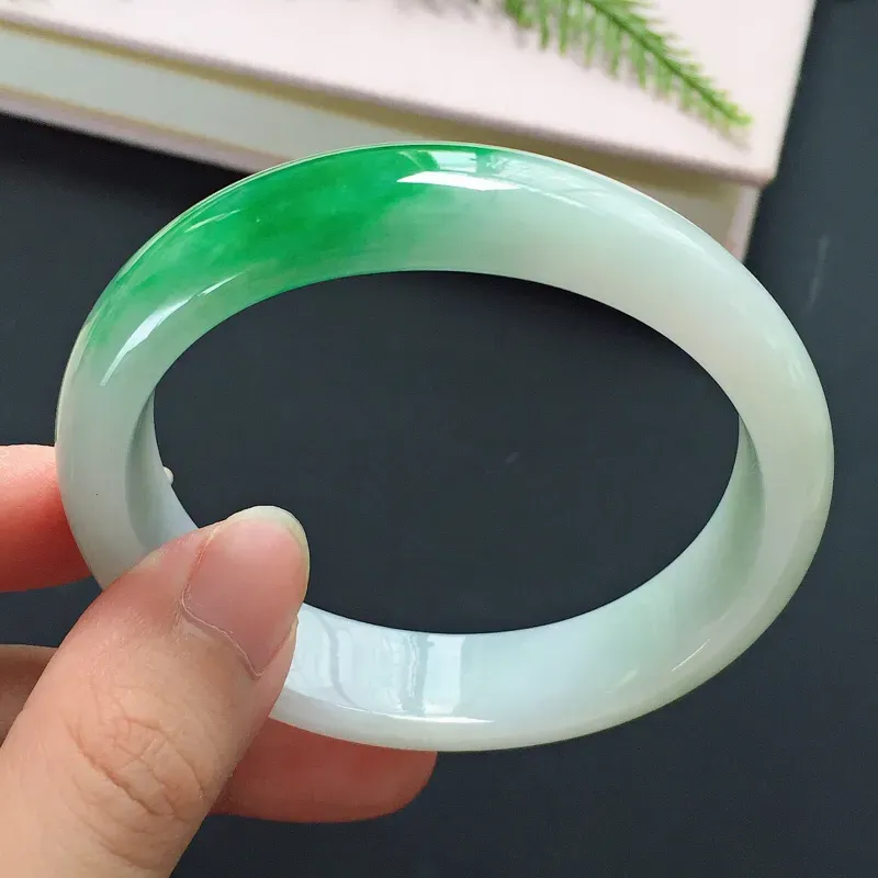 贵妃54mm，正圈52可戴，细糯种白底青飘辣绿小圈口翡翠手镯，玉质细腻，底子白润，颜色亮眼，碧绿明媚