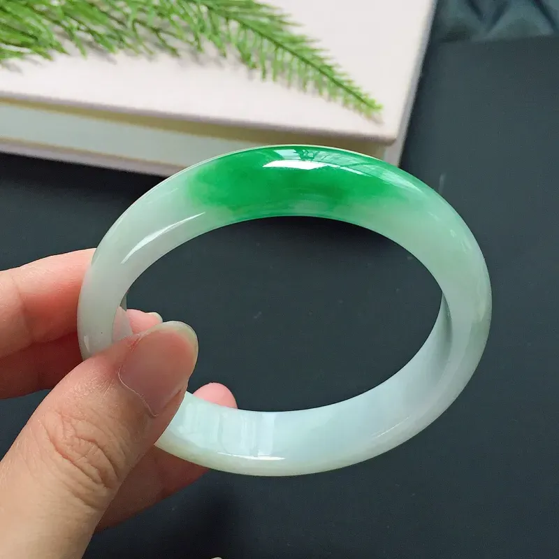 贵妃54mm，正圈52可戴，细糯种白底青飘辣绿小圈口翡翠手镯，玉质细腻，底子白润，颜色亮眼，碧绿明媚