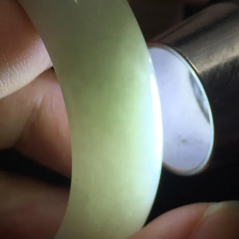 贵妃54mm，正圈52可戴，细糯种白底青飘辣绿小圈口翡翠手镯，玉质细腻，底子白润，颜色亮眼，碧绿明媚