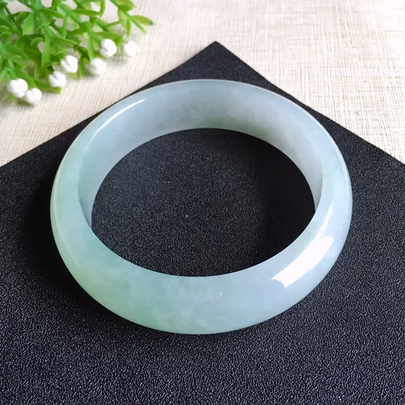 天然A货翡翠 【自然光实拍摄】莹润大圈口浅绿宽边手镯,圈口63.3mm 玉质细腻 版型宽边厚庄 佩戴效果清新淡雅，尺寸63.3*17.6*8.6mm