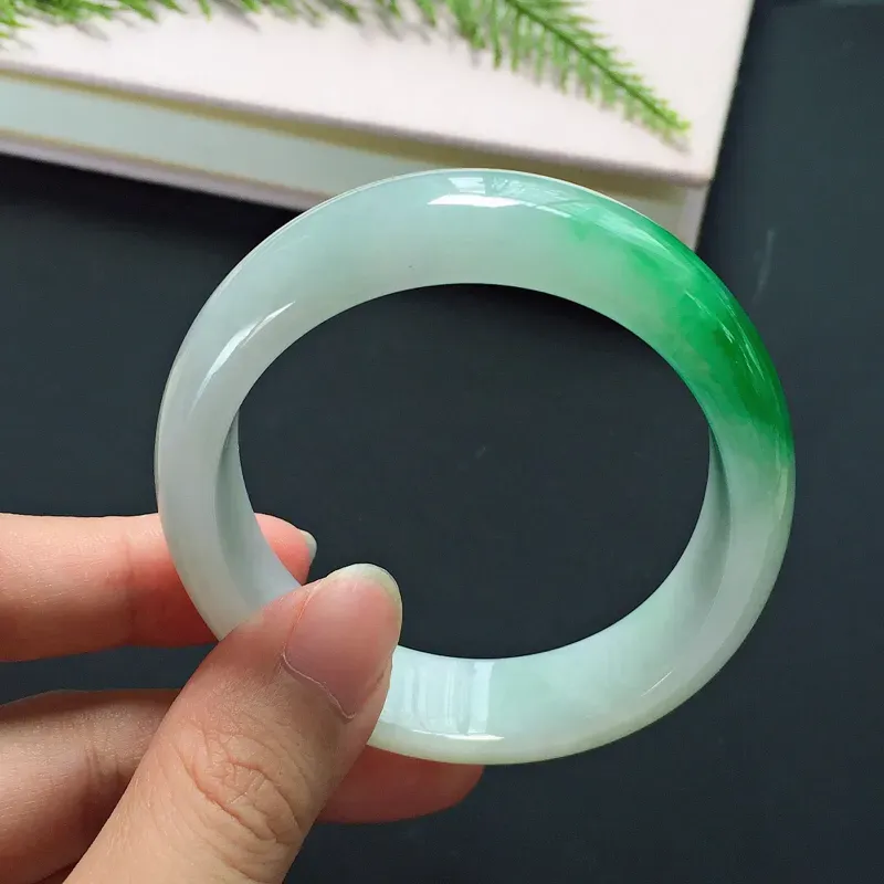 贵妃54mm，正圈52可戴，细糯种白底青飘辣绿小圈口翡翠手镯，玉质细腻，底子白润，颜色亮眼，碧绿明媚
