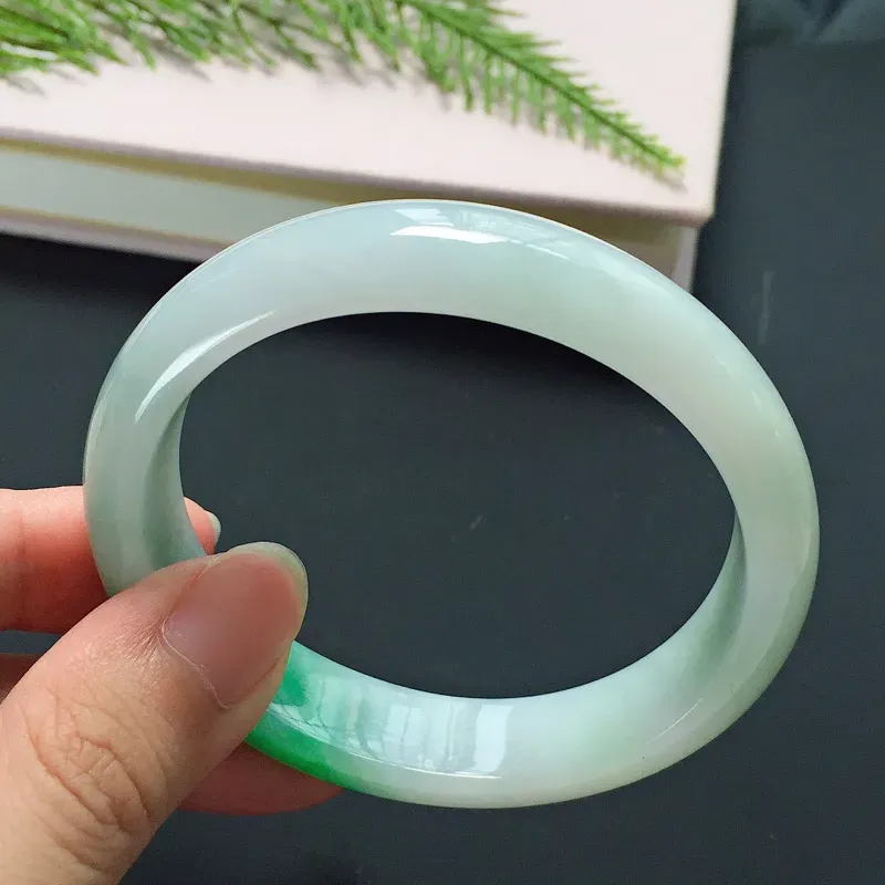 贵妃54mm，正圈52可戴，细糯种白底青飘辣绿小圈口翡翠手镯，玉质细腻，底子白润，颜色亮眼，碧绿明媚