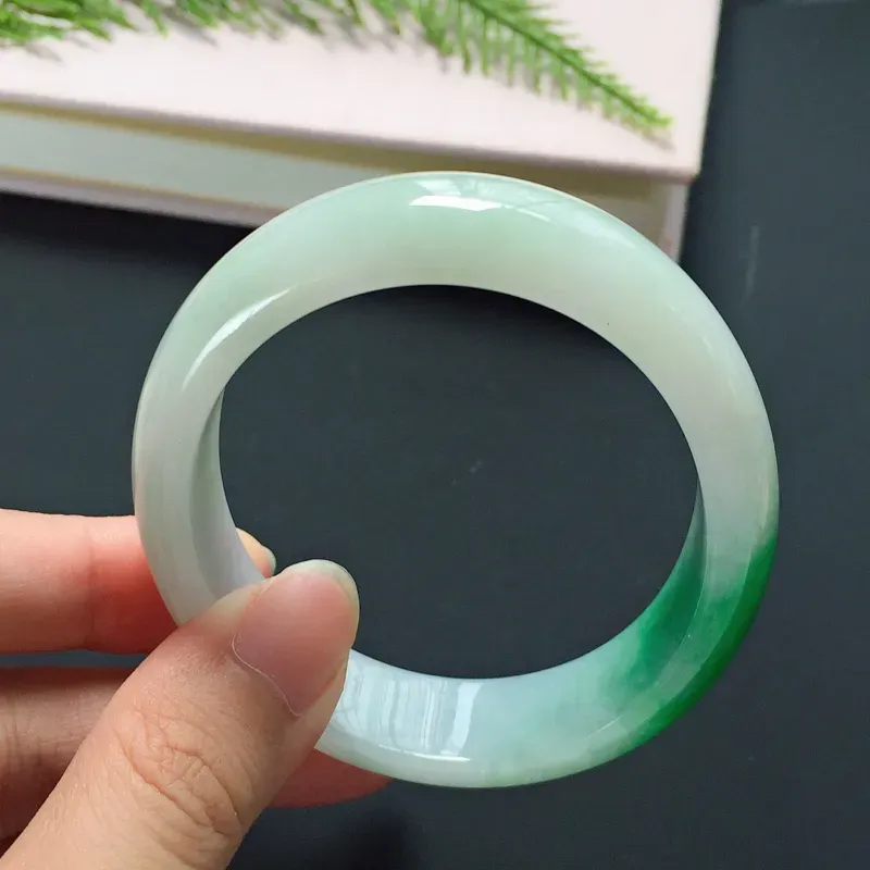 贵妃54mm，正圈52可戴，细糯种白底青飘辣绿小圈口翡翠手镯，玉质细腻，底子白润，颜色亮眼，碧绿明媚