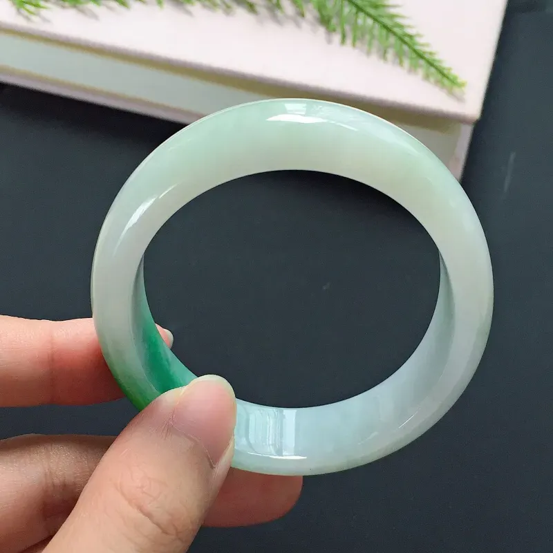贵妃54mm，正圈52可戴，细糯种白底青飘辣绿小圈口翡翠手镯，玉质细腻，底子白润，颜色亮眼，碧绿明媚